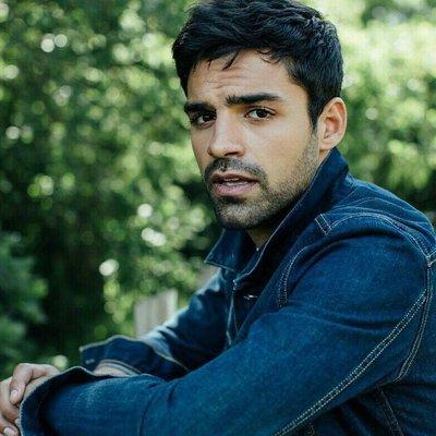 Sean Teale Ethnicity, Wikipedia, Instagram, Shirtless, Girlfriend, Wife, Age, Height