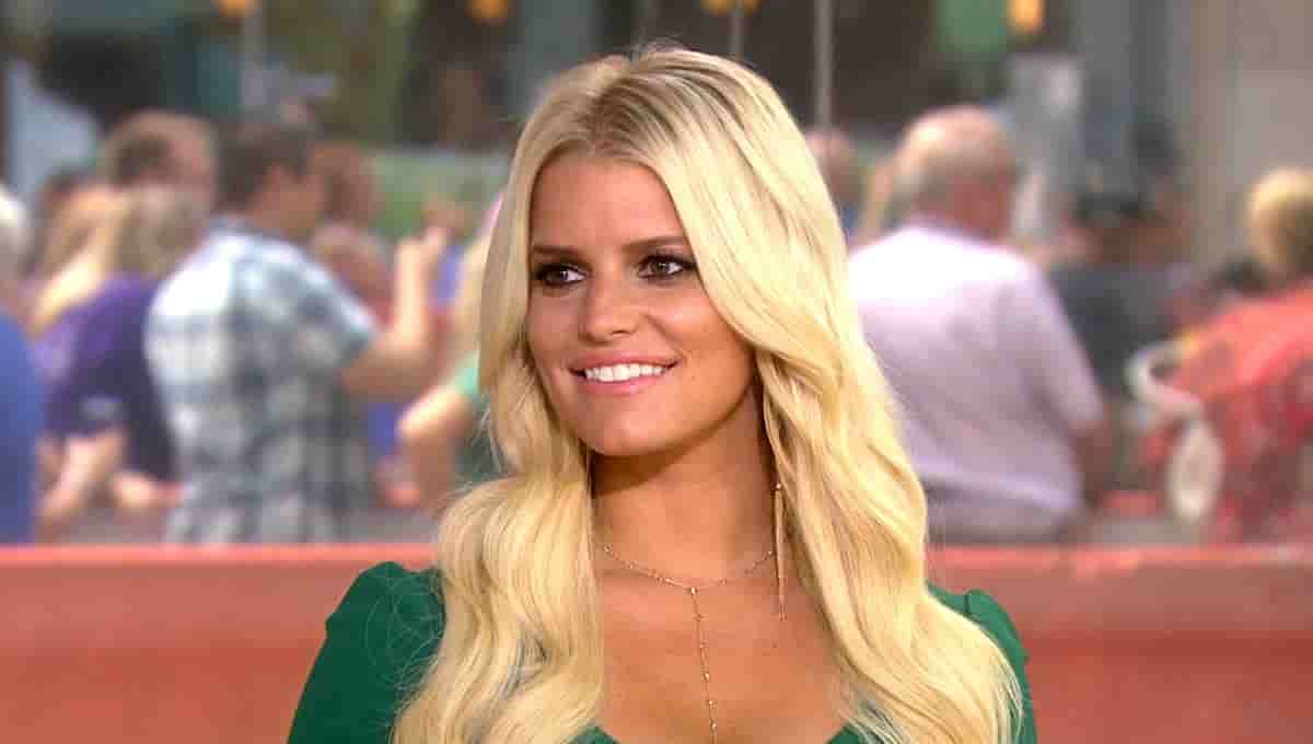 Who did Jessica Simpson date in the NFL